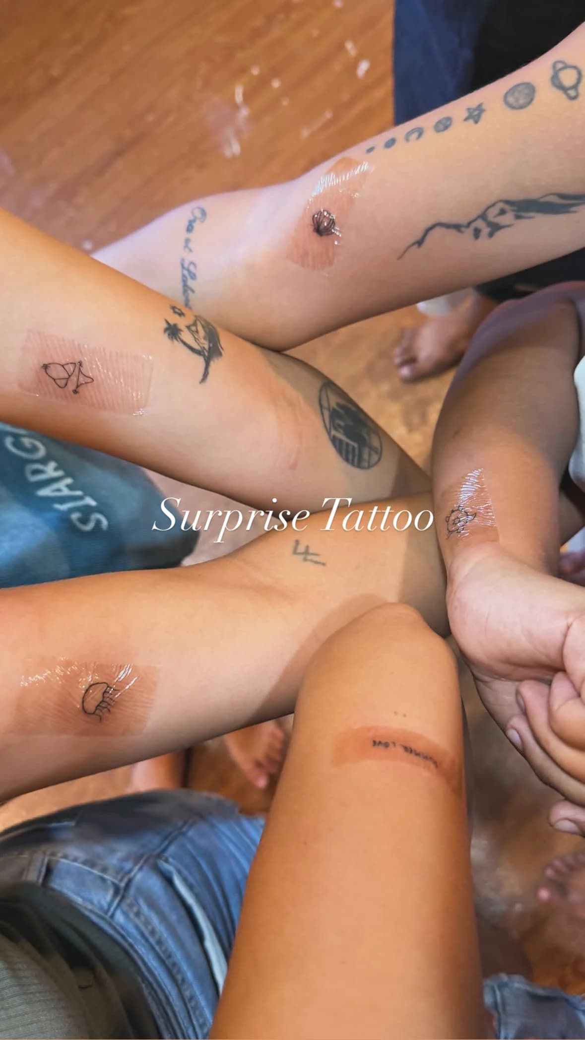 几只手臂上的新纹身合影，照片上写着 Surprise Tattoo